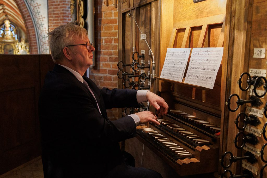 Roman Perucki, dyrektor Polskiej Filharmonii Bałtyckiej, grający na organach – fotografia koncertu organowego.